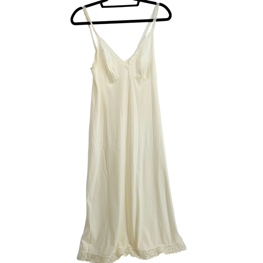 Vintage Vanity Fair Cream Lace Trim Full Slip Dress 32 TT Ivory Midi Nightgown